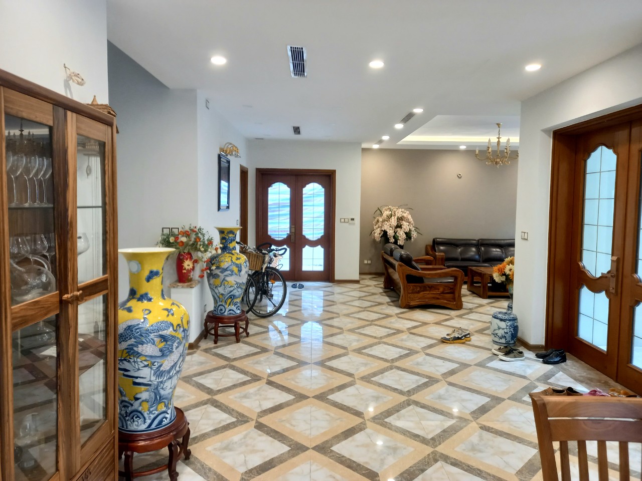 3 bedrooms villa in Ecopark for rent , fully furnished 2