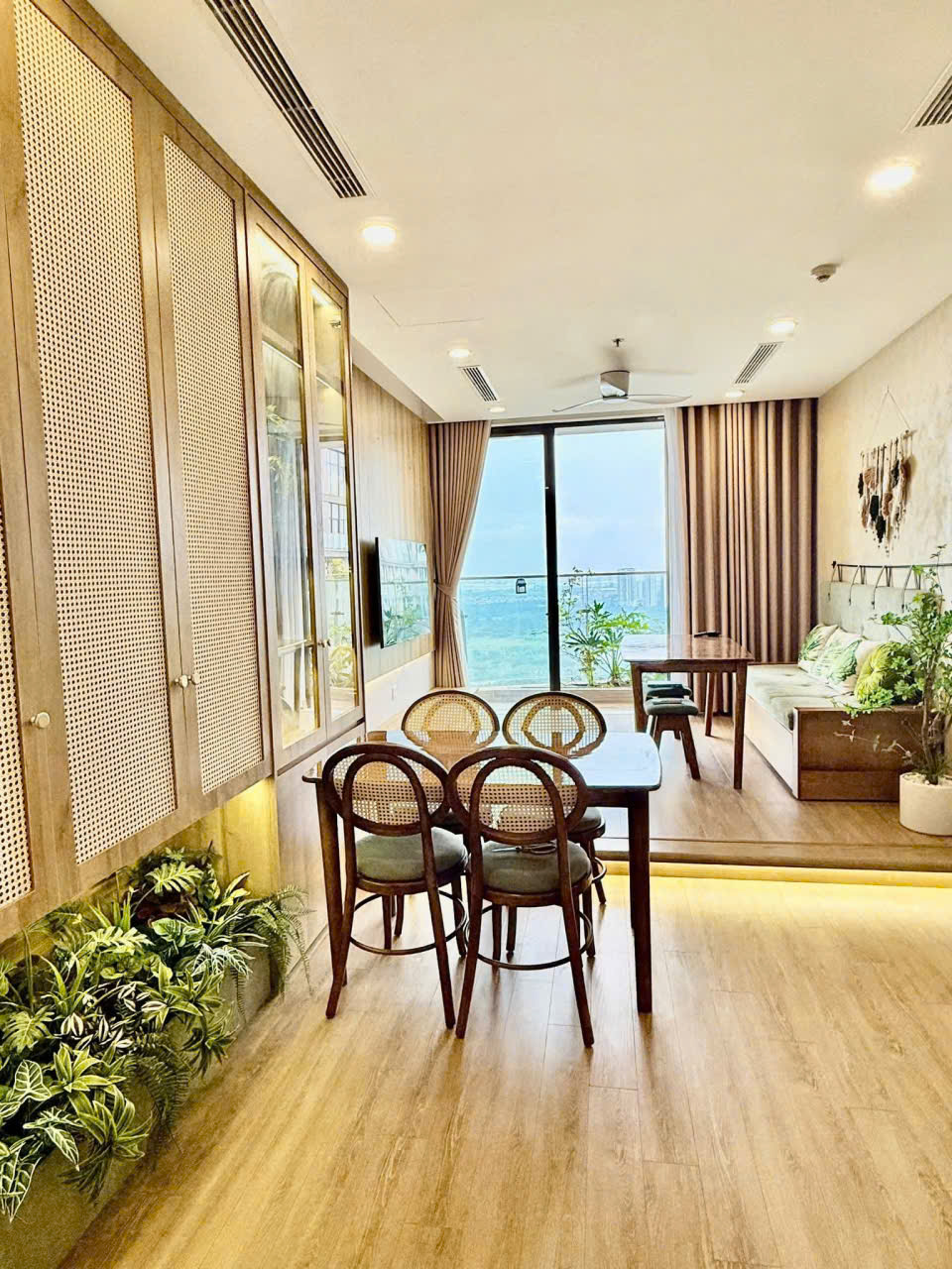 Bán căn hộ 2 phòng ngủ, full đồ đẹp tầng cao bên tòa Solforest Ecopark 1