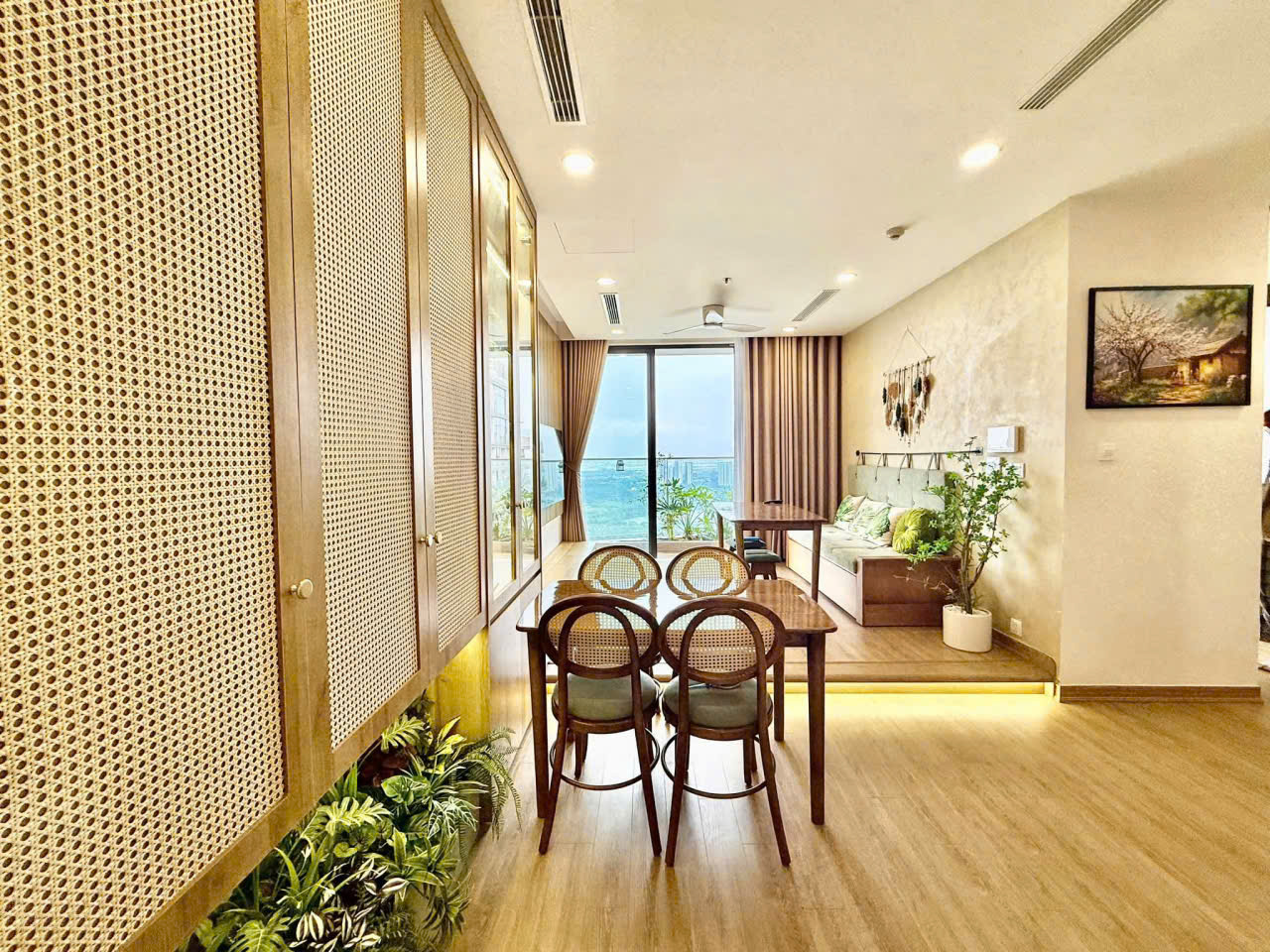 Bán căn hộ 2 phòng ngủ, full đồ đẹp tầng cao bên tòa Solforest Ecopark 2