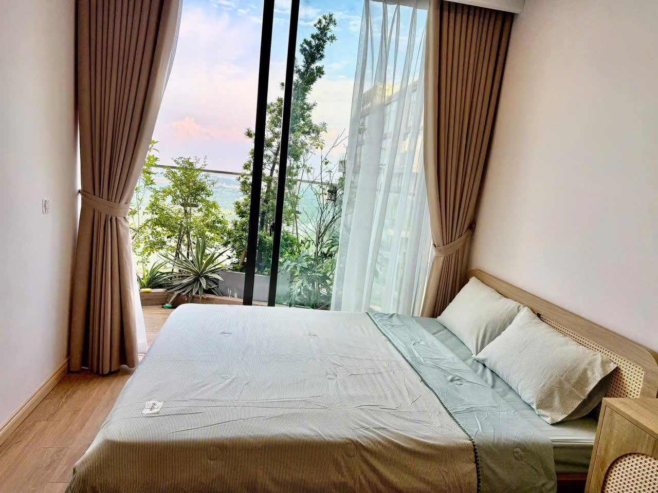 Bán căn hộ 2 phòng ngủ, full đồ đẹp tầng cao bên tòa Solforest Ecopark 3