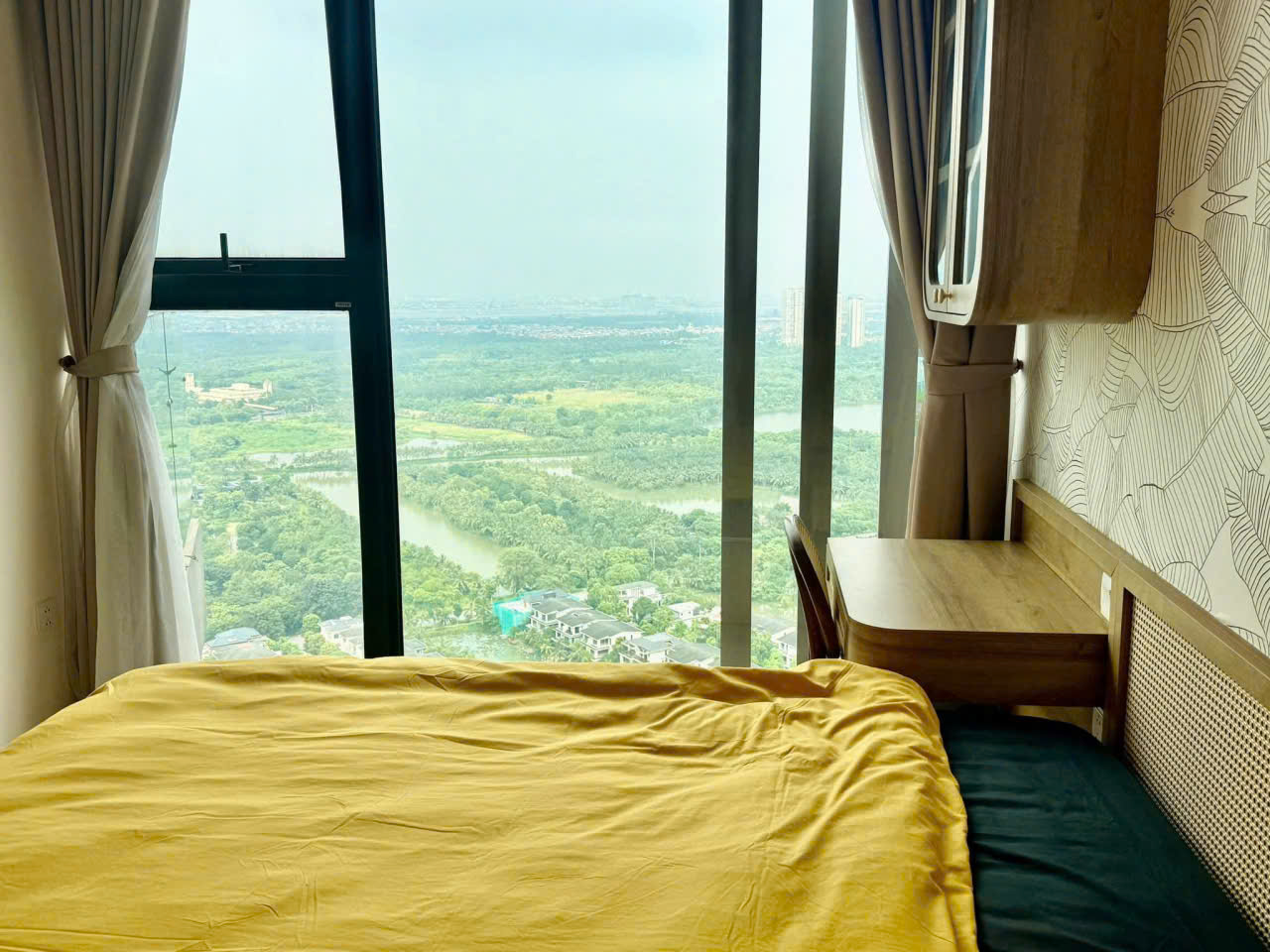 Bán căn hộ 2 phòng ngủ, full đồ đẹp tầng cao bên tòa Solforest Ecopark 4