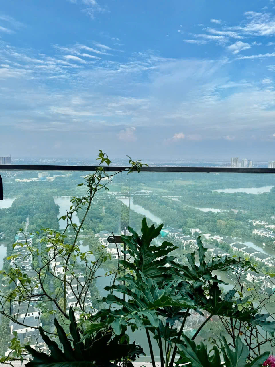 Bán căn hộ 2 phòng ngủ, full đồ đẹp tầng cao bên tòa Solforest Ecopark 6