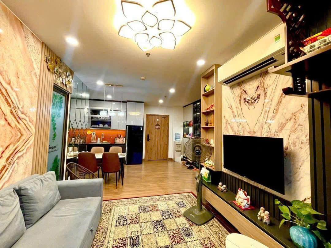 Bán căn hộ 2 phòng ngủ, tầng trung,đầy đủ đồ đẹp bên tòa Sky Oasis Ecopark 2