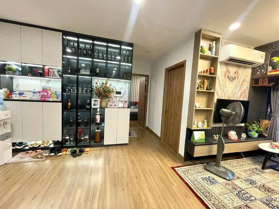 Bán căn hộ 2 phòng ngủ, tầng trung,đầy đủ đồ đẹp bên tòa Sky Oasis Ecopark 5
