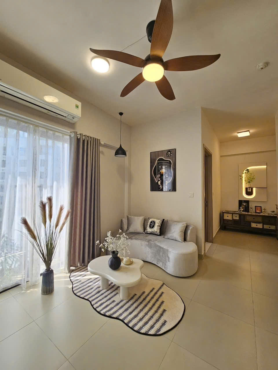 Bán căn hộ tòa sky 3 1pn + phòng đa năng , đủ nội thất , hướng TB . Giá 3.160 tỷ bao phí 1