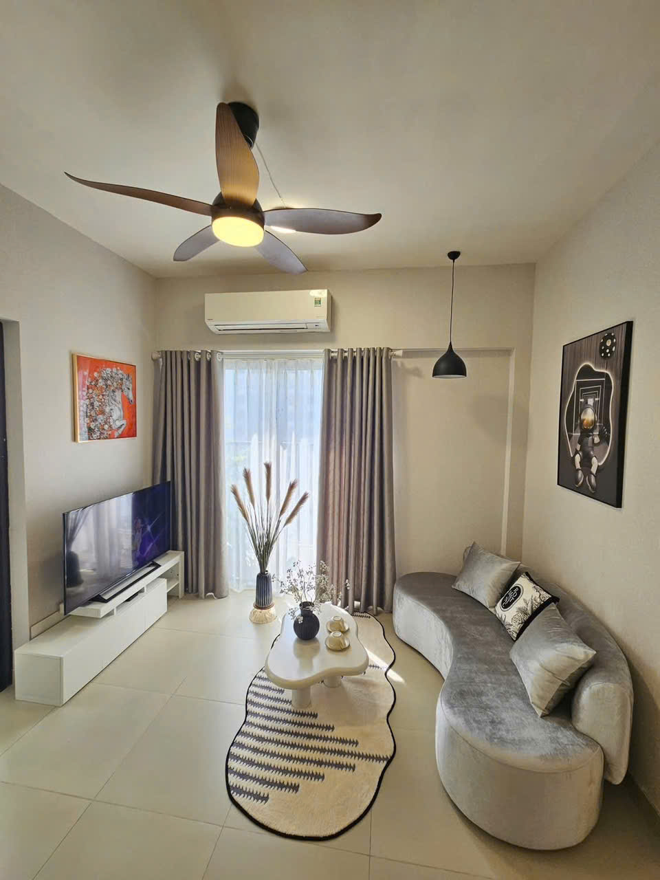 Bán căn hộ tòa sky 3 1pn + phòng đa năng , đủ nội thất , hướng TB . Giá 3.160 tỷ bao phí 2