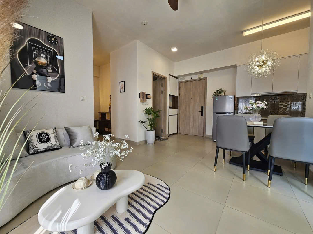 Bán căn hộ tòa sky 3 1pn + phòng đa năng , đủ nội thất , hướng TB . Giá 3.160 tỷ bao phí 3