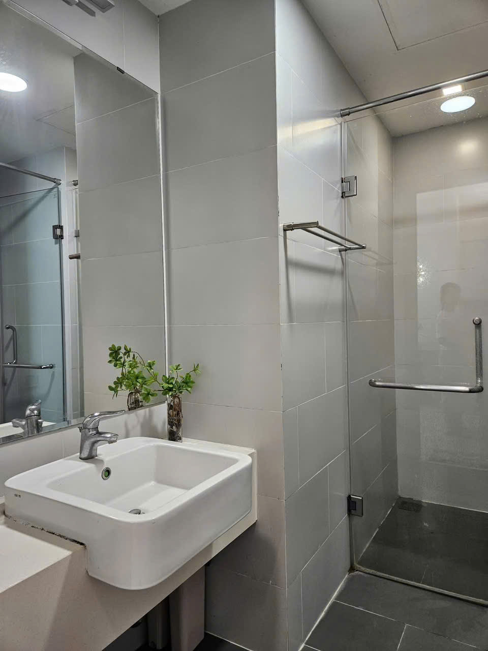 Bán căn hộ tòa sky 3 1pn + phòng đa năng , đủ nội thất , hướng TB . Giá 3.160 tỷ bao phí 7