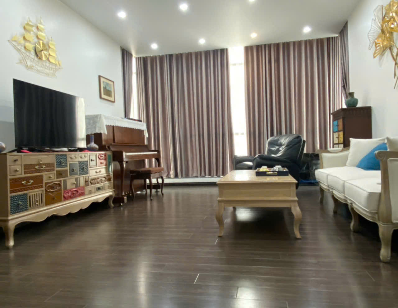 Biệt thự có sân vườn, 4 phòng ngủ, đủ đồ bên khu Marina Ecopark cho thuê 3