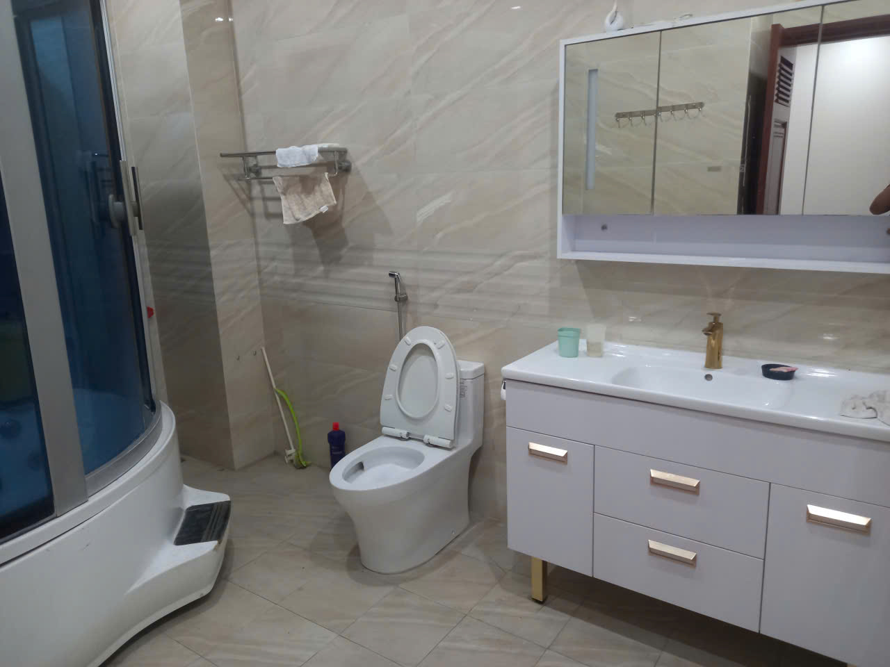 Biệt thự có sân vườn, 4 phòng ngủ, đủ đồ bên khu Marina Ecopark cho thuê 5