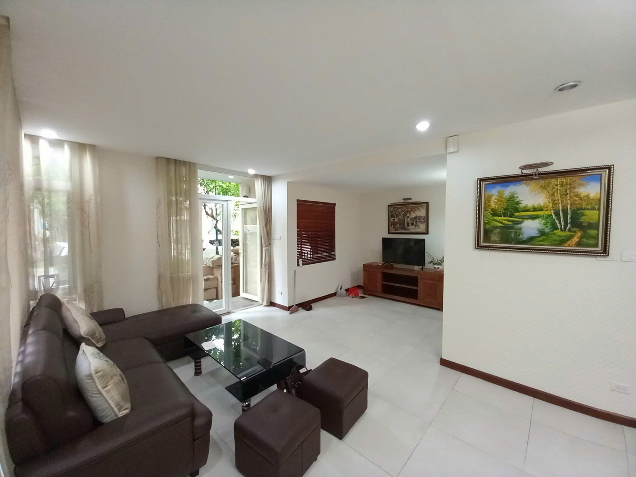 Biệt thự song lập 3 phòng ngủ, đủ đồ giá tốt bên Vườn Tùng Ecopark cần cho thuê 1