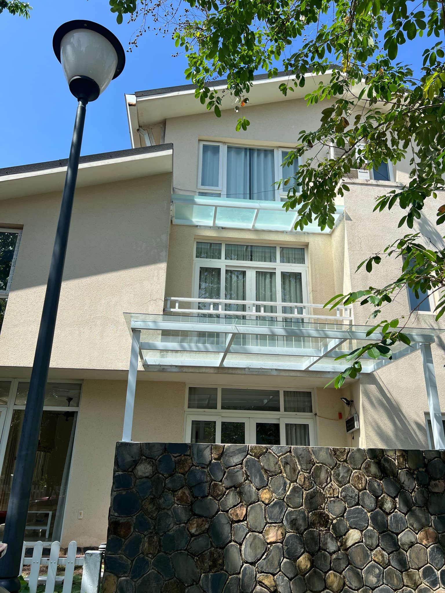 Cần cho thuê căn Biệt Thự song lập 168m2, 3 phòng ngủ, đủ đồ bên Vườn Tùng Ecopark 9