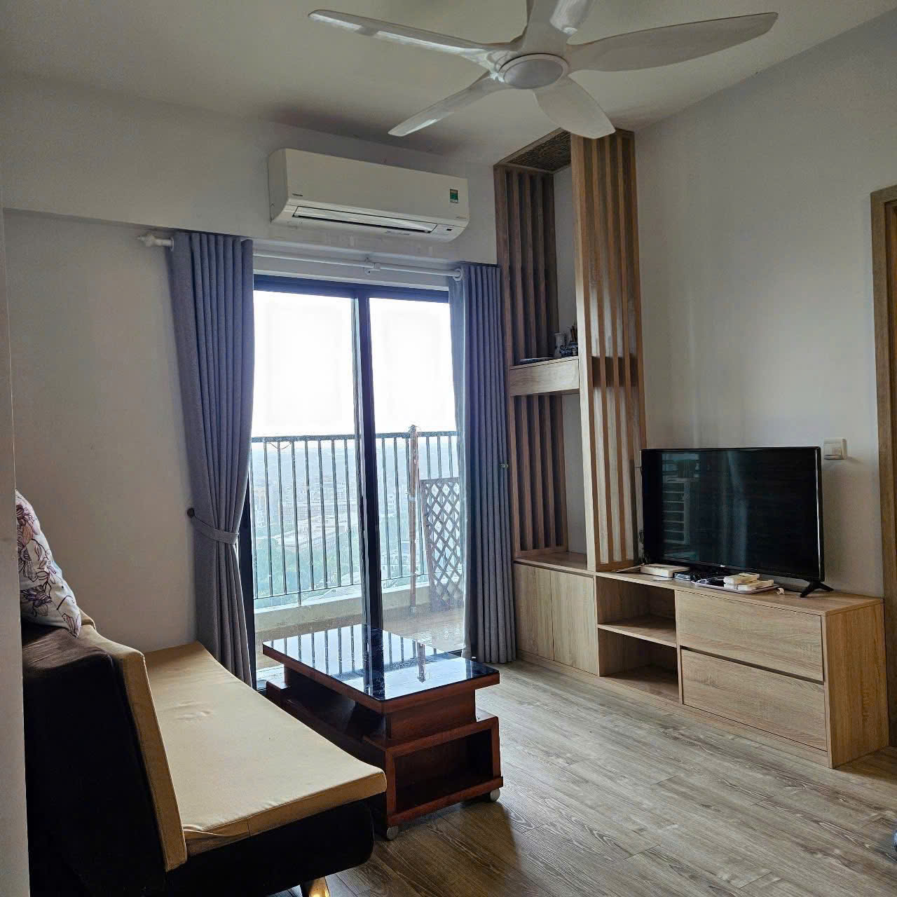 Căn hộ 2 phòng ngủ, full đồ bên tòa Lake 2 Ecopark cho thuê 1