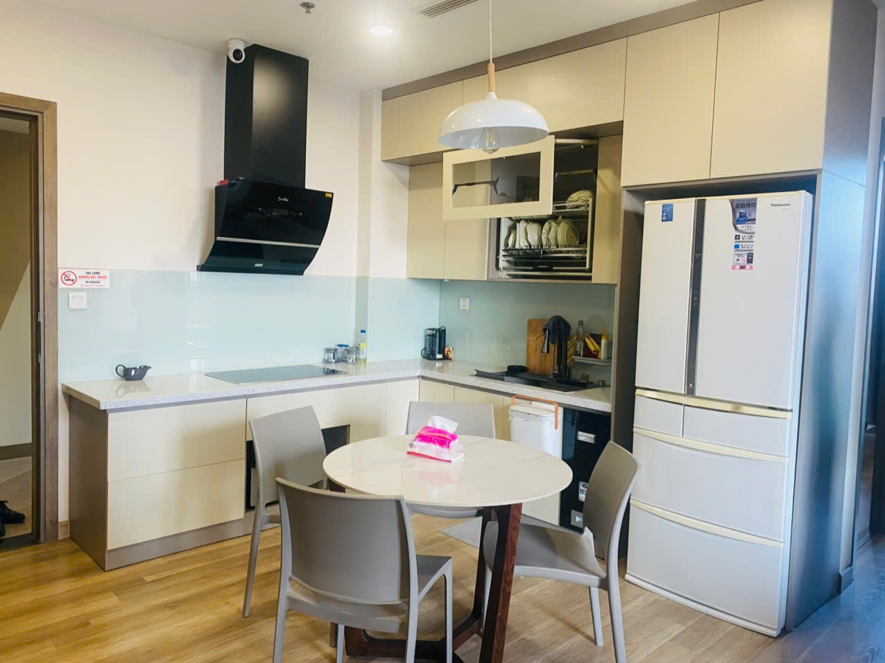 Căn hộ 94m2, 3 phòng ngủ, đủ đồ tầng trung bên tòa Solforest Ecopark cho thuê 1