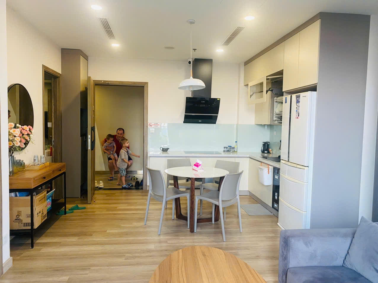 Căn hộ 94m2, 3 phòng ngủ, đủ đồ tầng trung bên tòa Solforest Ecopark cho thuê 2