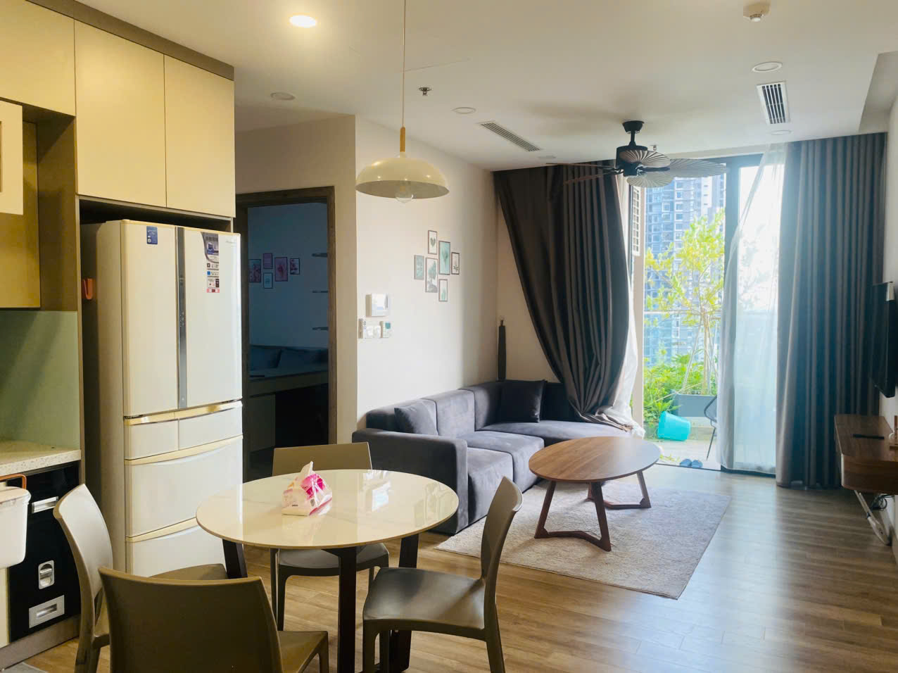 Căn hộ 94m2, 3 phòng ngủ, đủ đồ tầng trung bên tòa Solforest Ecopark cho thuê 3