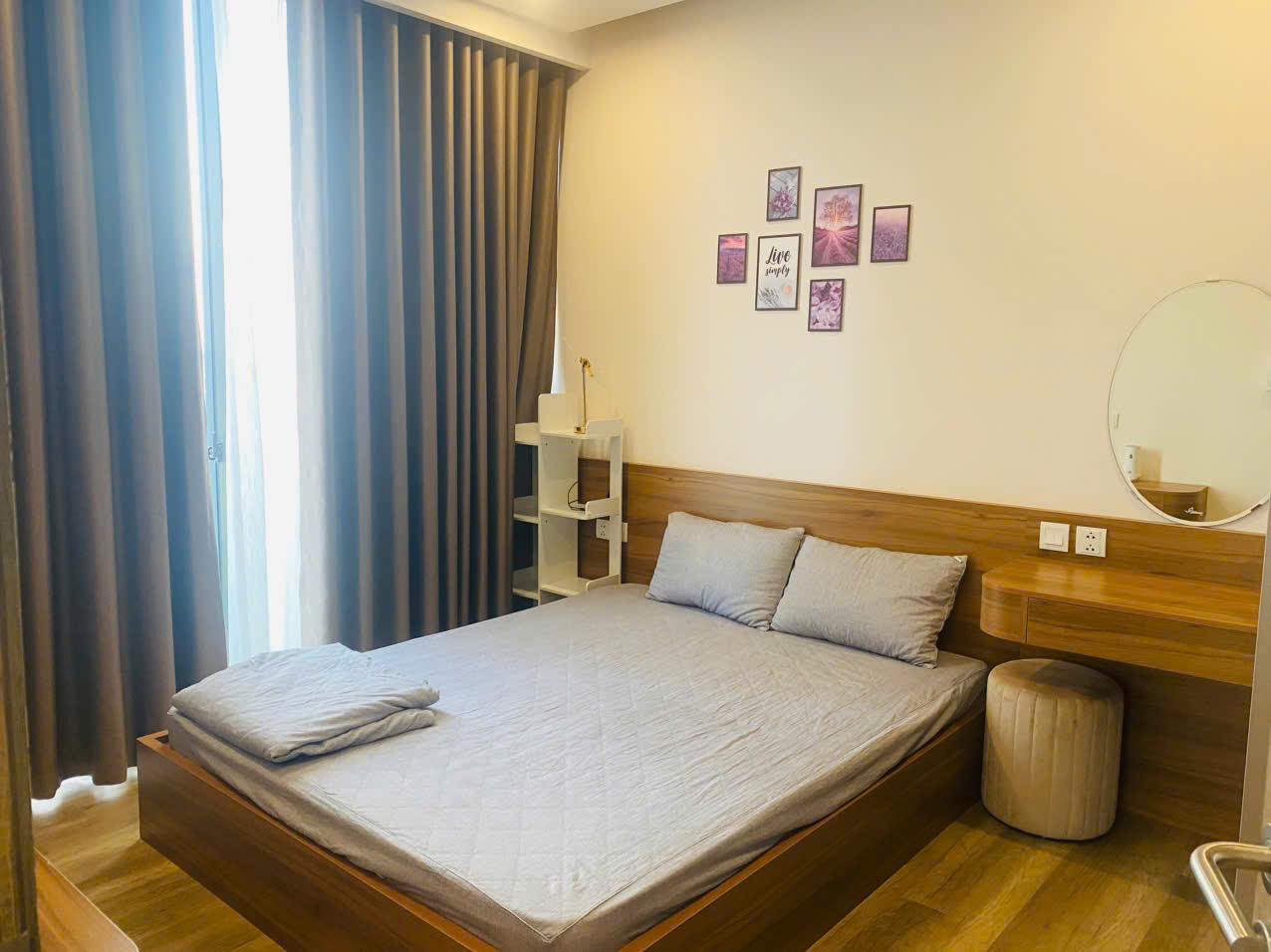 Căn hộ 94m2, 3 phòng ngủ, đủ đồ tầng trung bên tòa Solforest Ecopark cho thuê 4