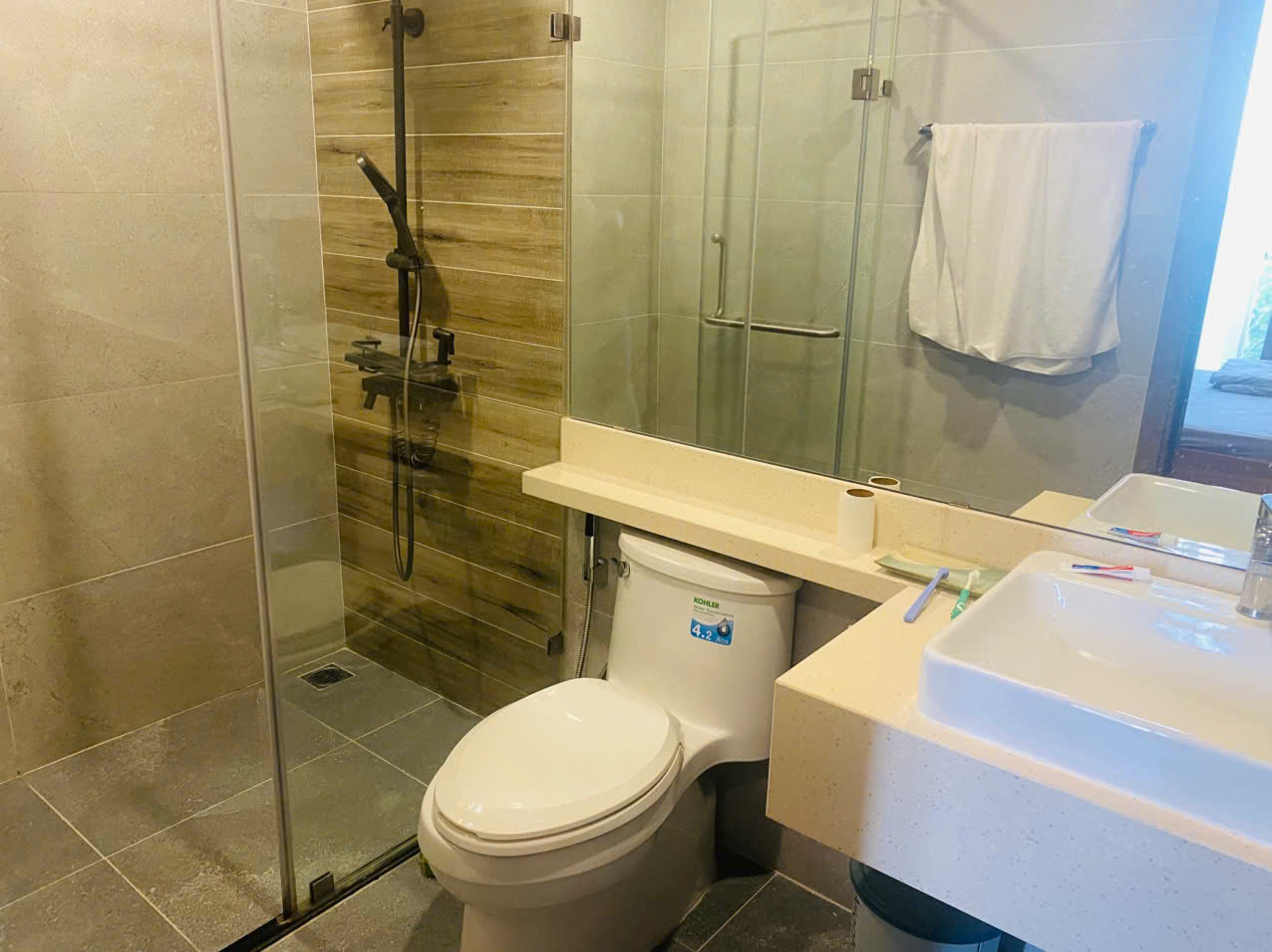 Căn hộ 94m2, 3 phòng ngủ, đủ đồ tầng trung bên tòa Solforest Ecopark cho thuê 8