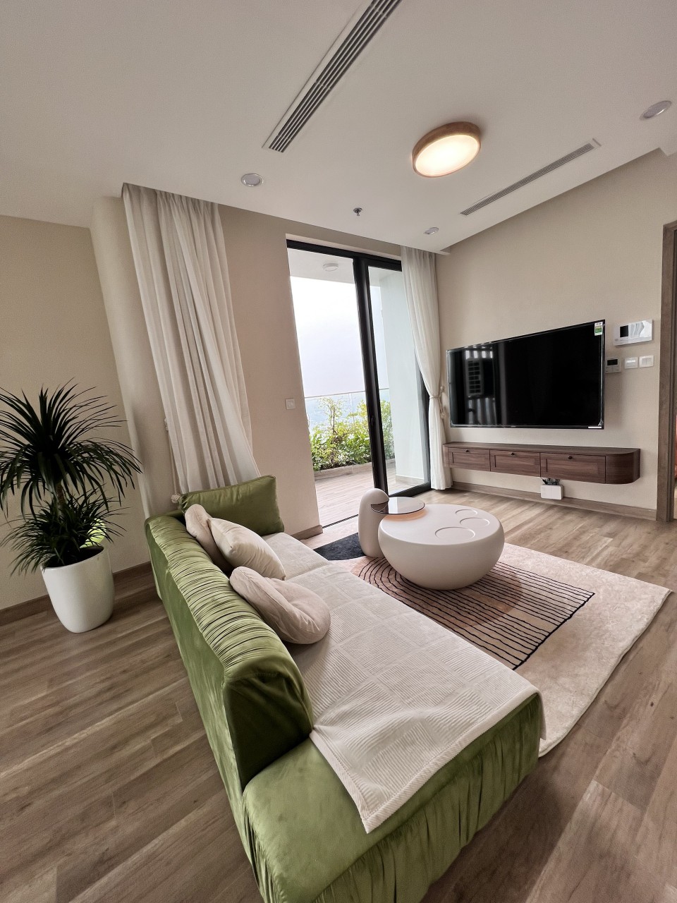 Cho thuê căn hộ 3 phòng ngủ 90m2 tại tòa Solforest 1