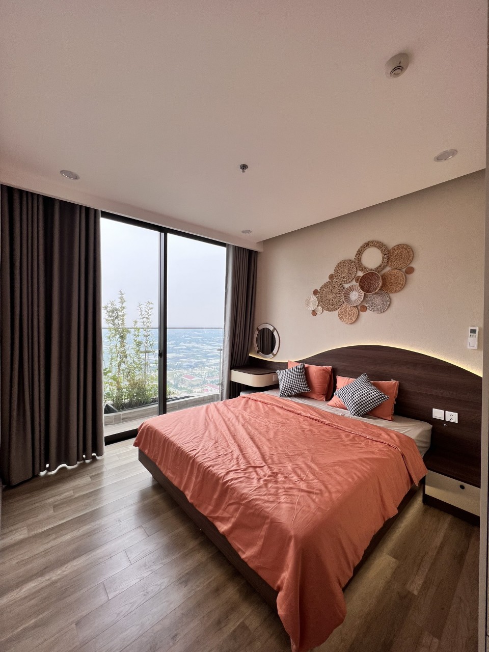 Cho thuê căn hộ 3 phòng ngủ 90m2 tại tòa Solforest 6