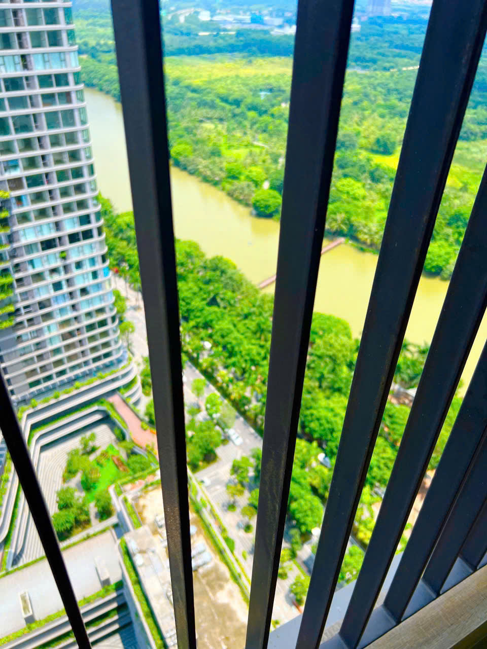 cho thuê căn hộ cao cấp 2 phòng ngủ,đủ đồ bên tòa R3 Onsen Ecopark 7