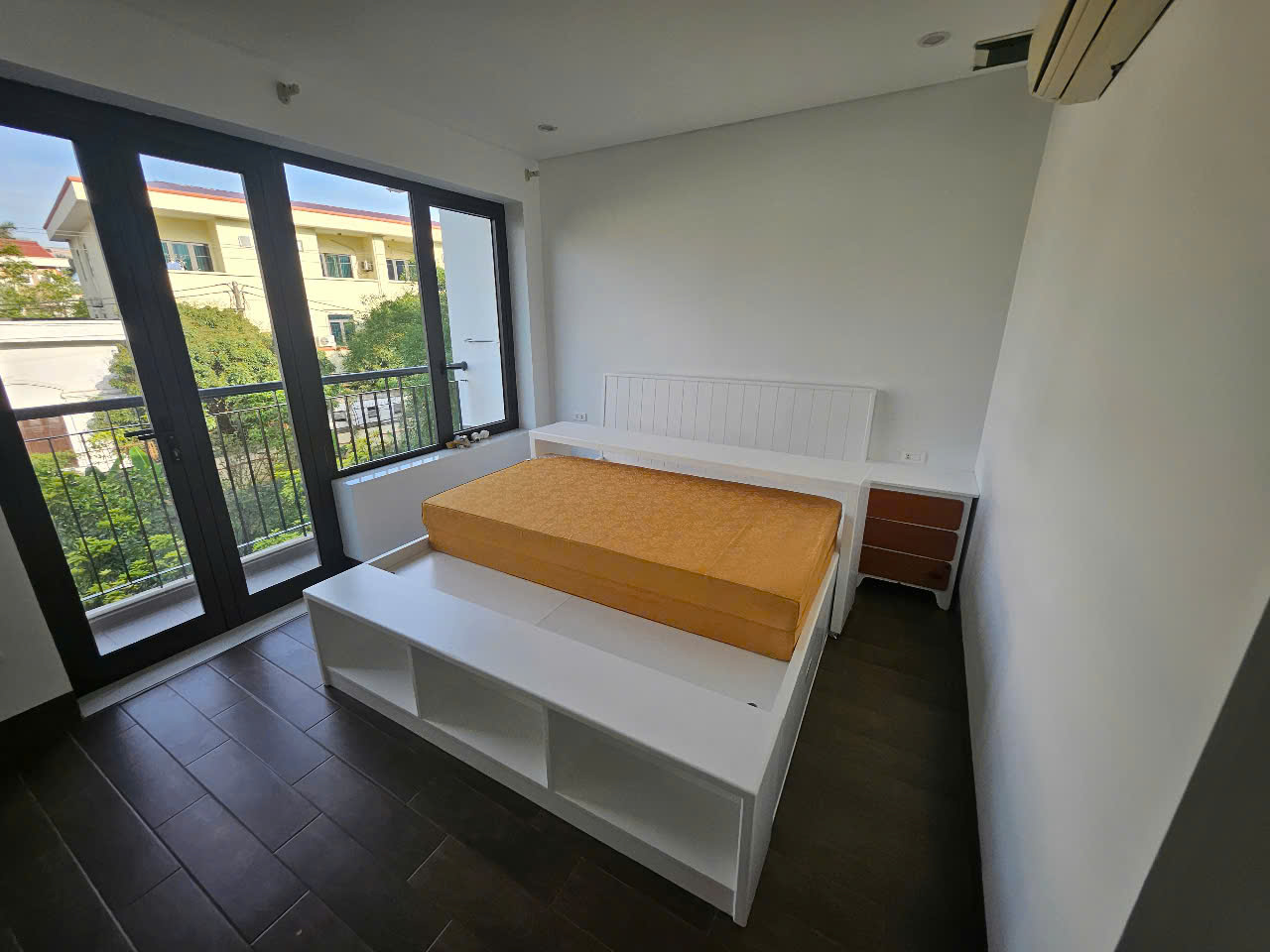 Cho thuê căn nhà phố đã hoàn thiện đẹp và đầy đủ đồ bên khu Thảo Nguyên Ecopark. tiện vừa ở và làm vp 6