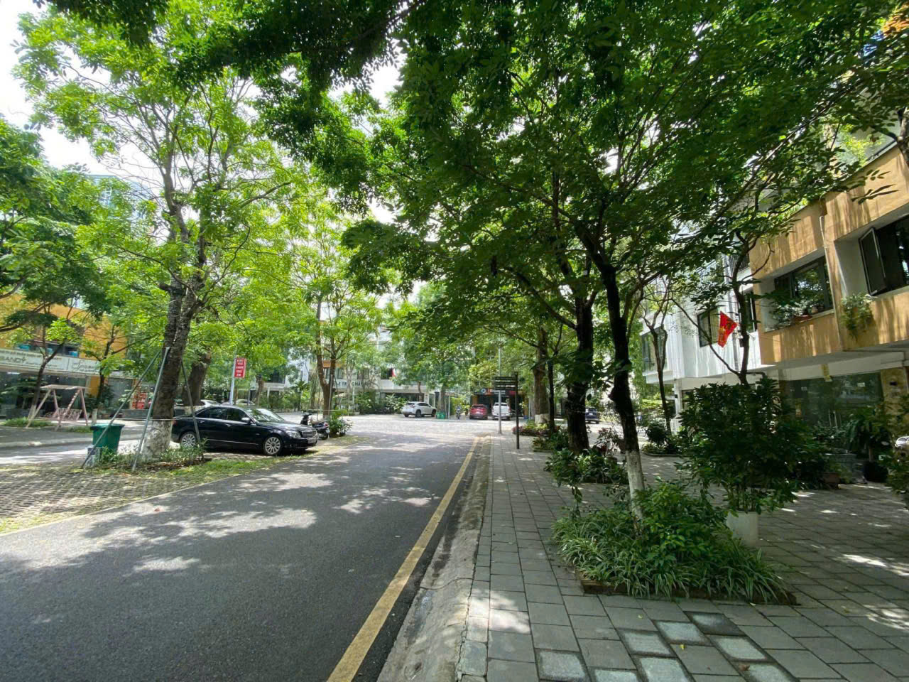 Cho thuê căn nhà phố mặt đường đôi 100m2,4pn, full đồ bên thảo nguyên Ecopark 1