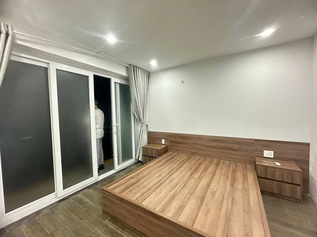 Cho thuê căn nhà phố mặt đường đôi 100m2,4pn, full đồ bên thảo nguyên Ecopark 5
