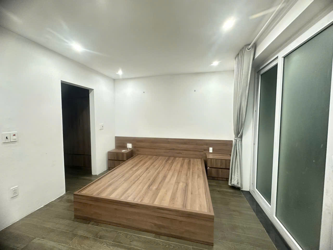 Cho thuê căn nhà phố mặt đường đôi 100m2,4pn, full đồ bên thảo nguyên Ecopark 7
