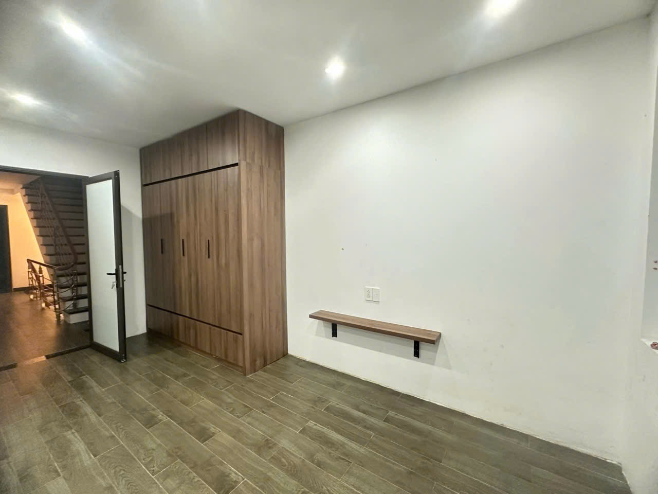 Cho thuê căn nhà phố mặt đường đôi 100m2,4pn, full đồ bên thảo nguyên Ecopark 9