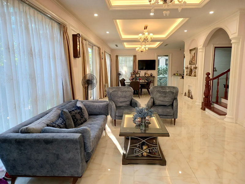 Corner villa with large garden for rent in Ecopark 1