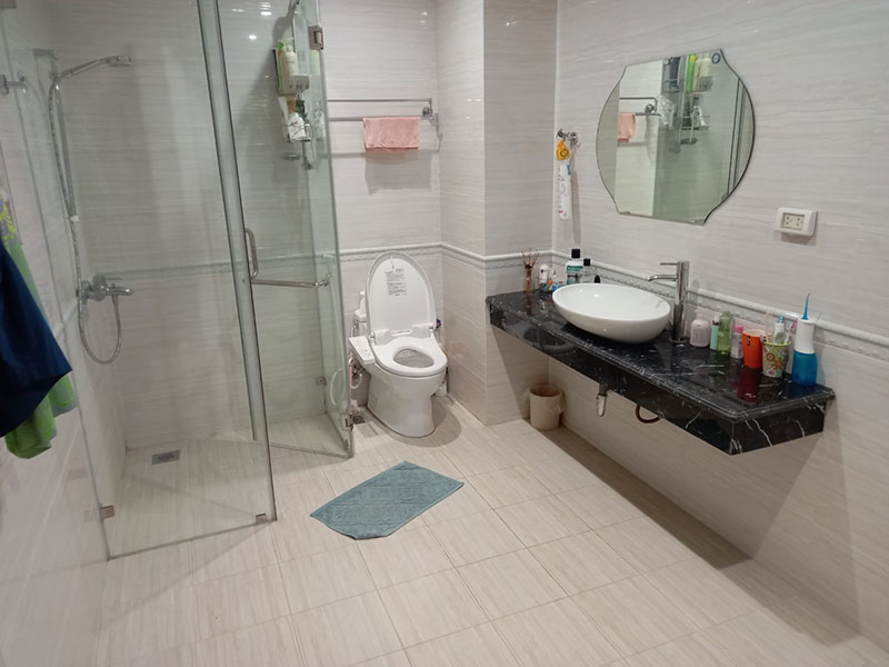 Corner villa with large garden for rent in Ecopark 10