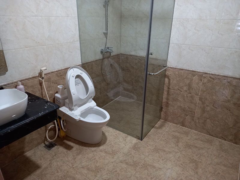 Corner villa with large garden for rent in Ecopark 13