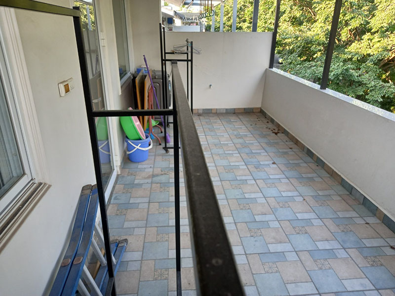 Corner villa with large garden for rent in Ecopark 16