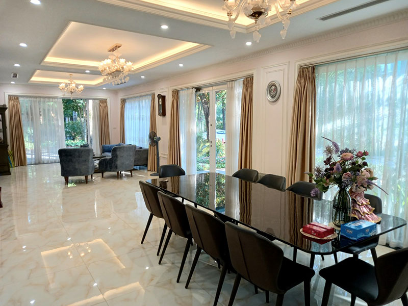 Corner villa with large garden for rent in Ecopark 2