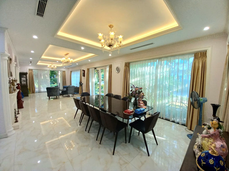 Corner villa with large garden for rent in Ecopark 3