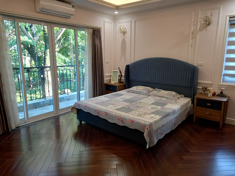 Corner villa with large garden for rent in Ecopark 8