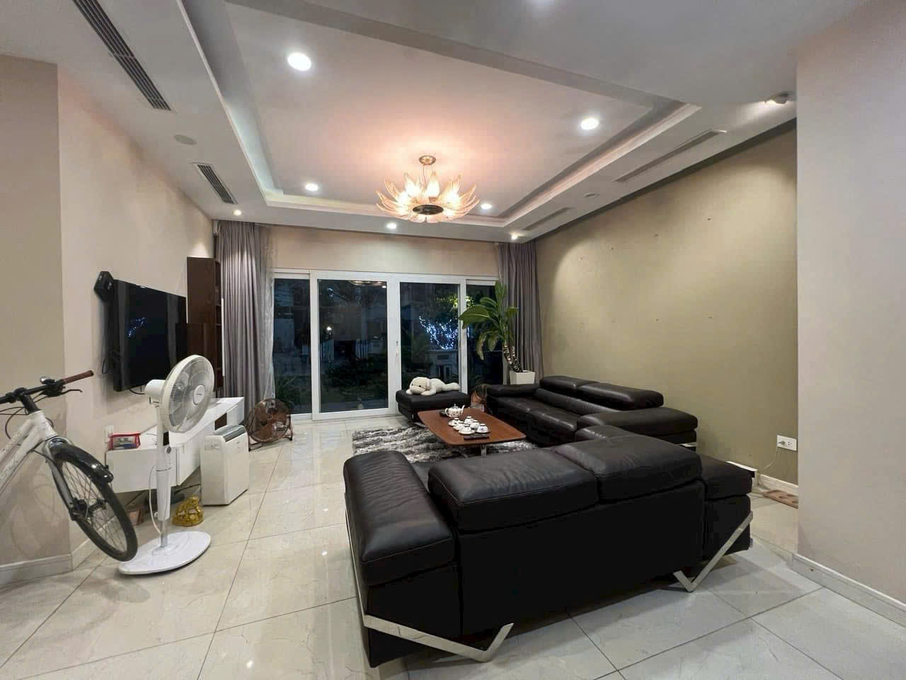 Biệt thự đơn lập 376m2, 3 phòng ngủ ,full đồ bên Vườn Mai Ecopark cần bán