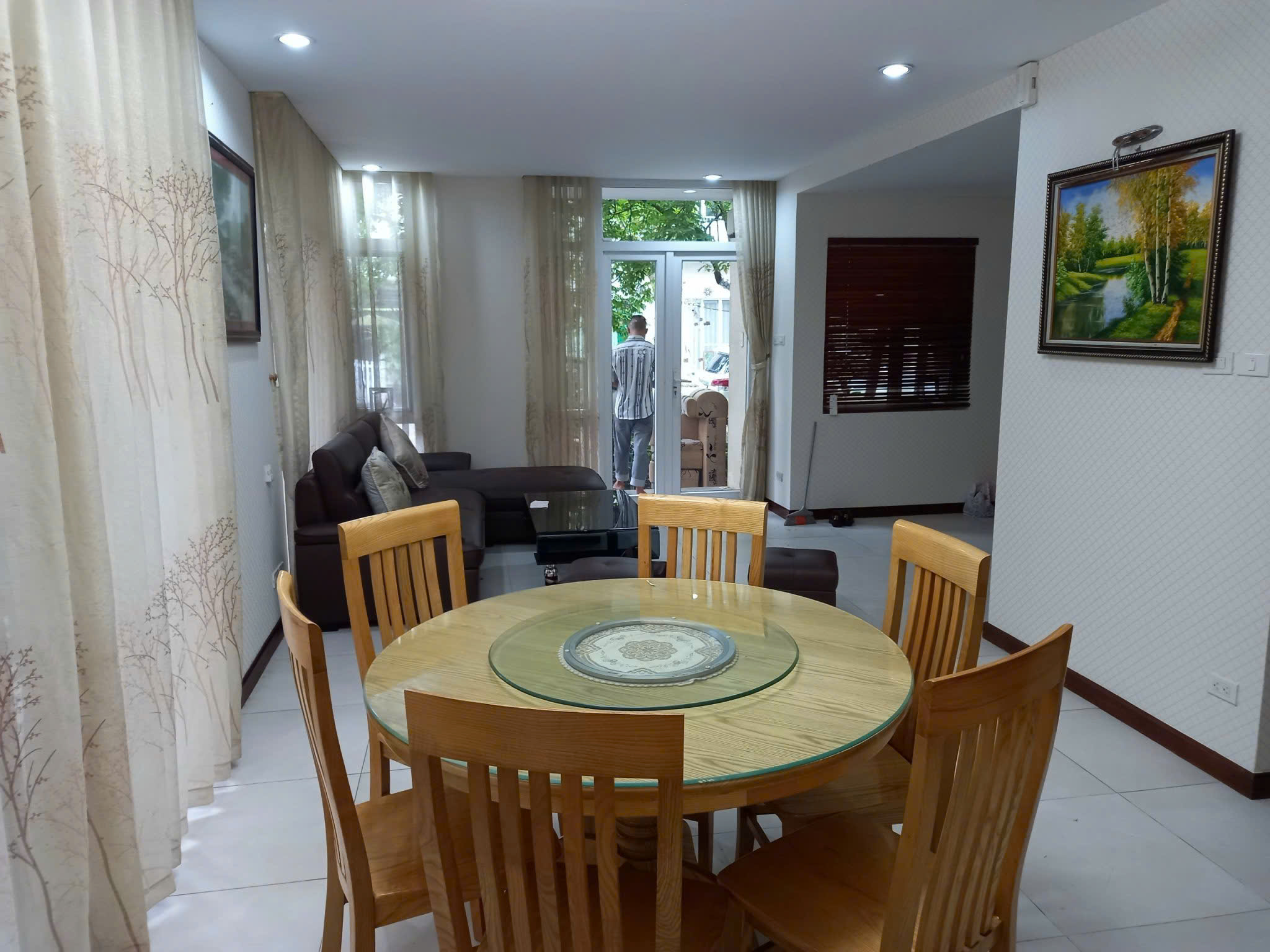 Biệt thự song lập 3 phòng ngủ, đủ đồ giá tốt bên Vườn Tùng Ecopark cần cho thuê