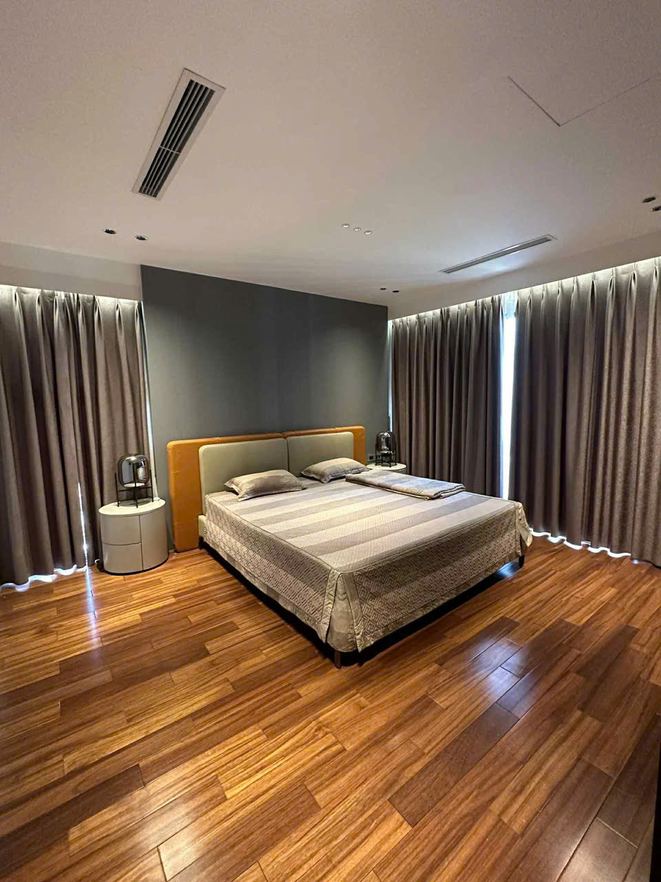 Căn hộ 220m2,3 phòng ngủ, full nội thất cao cấp bên tòa Park 2 Ecopark cho thuê