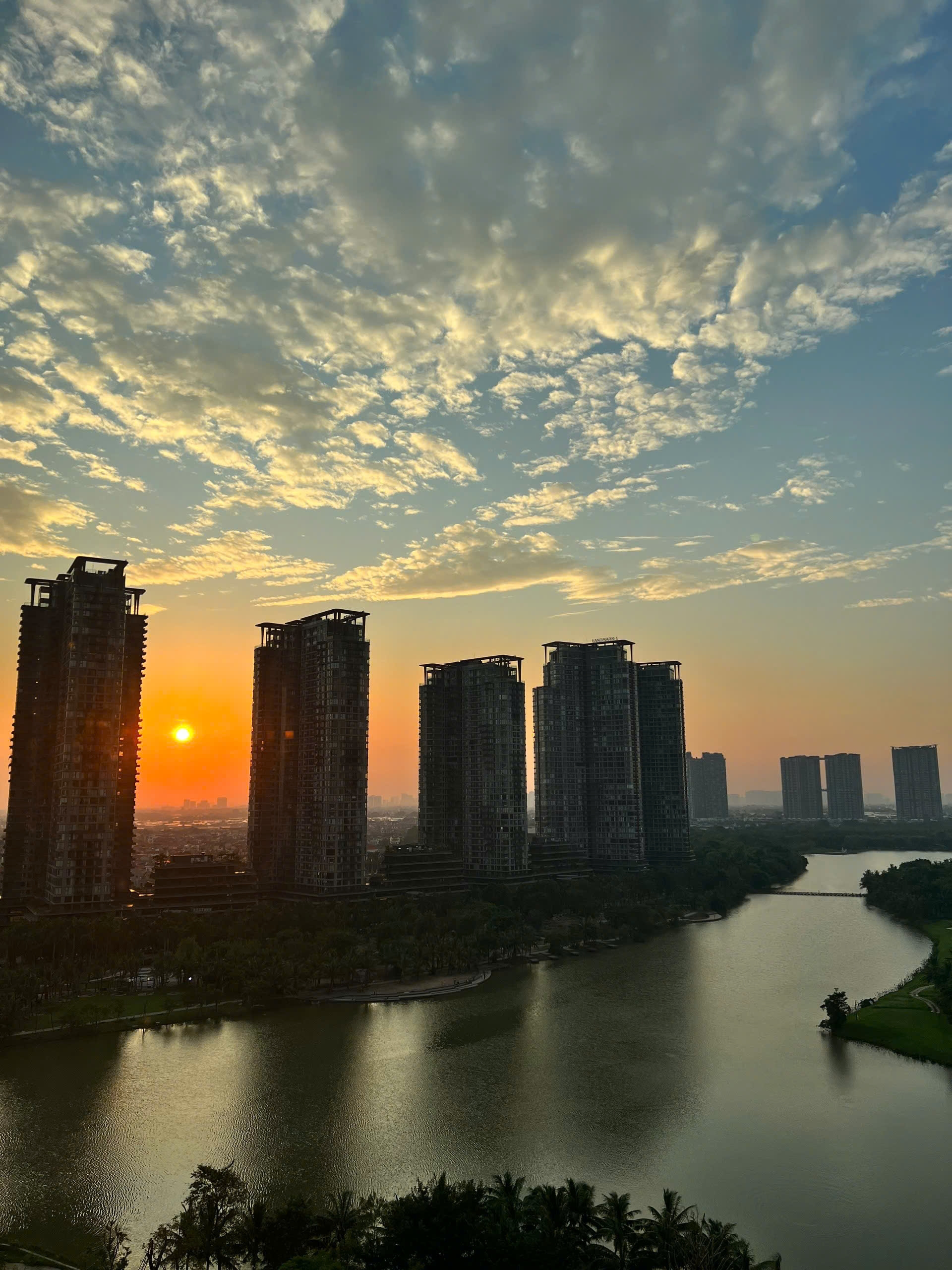 Căn hộ 3 phòng ngủ, full nội thất cao cấp bên tòa Lake 1 Ecopark cho thuê