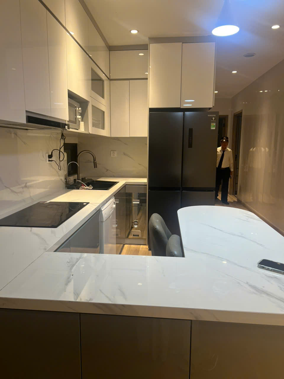 Căn hộ cao cấp tầng trung 3 phòng ngủ, full đồ bên tòa L1 Landmark Ecopark cho thuê