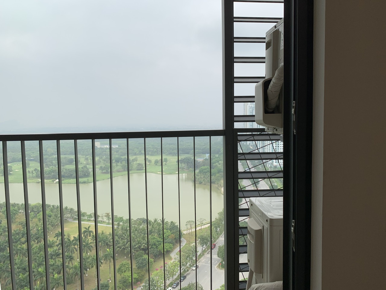 Căn hộ tầng cao view hồ Thiên Nga 2 phòng ngủ cho thuê