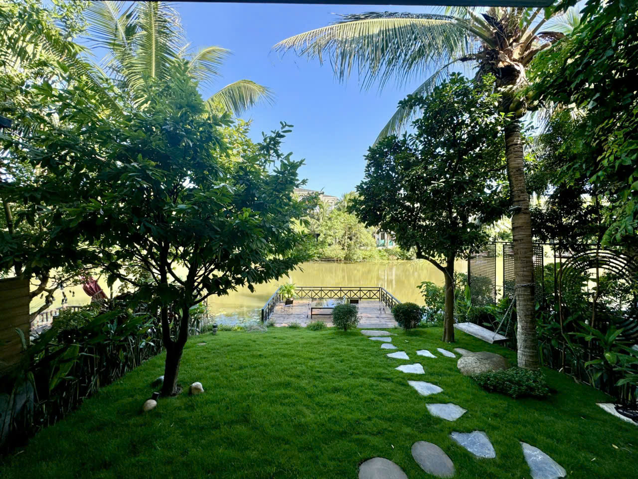 Cho Thuê Biệt Thự Song Lập Đảo The Island Ecopark - Sân Vườn Trước Sau, View Sông, 4 Phòng Ngủ, Full Đồ