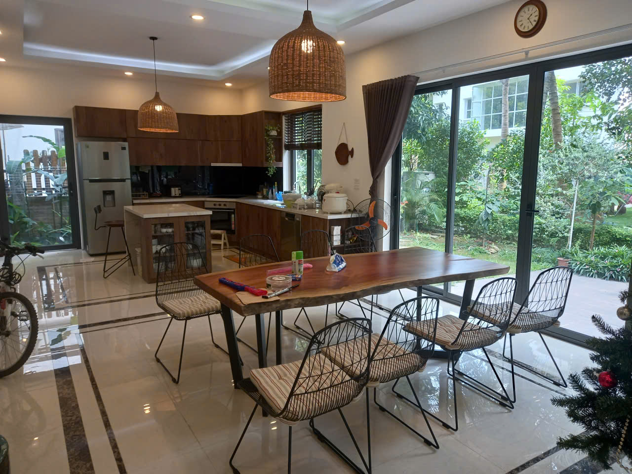Cho thuê căn Biệt Thự xẻ Khe 260m2, 5 phòng ngủ, full đồ bên Park river Ecopark