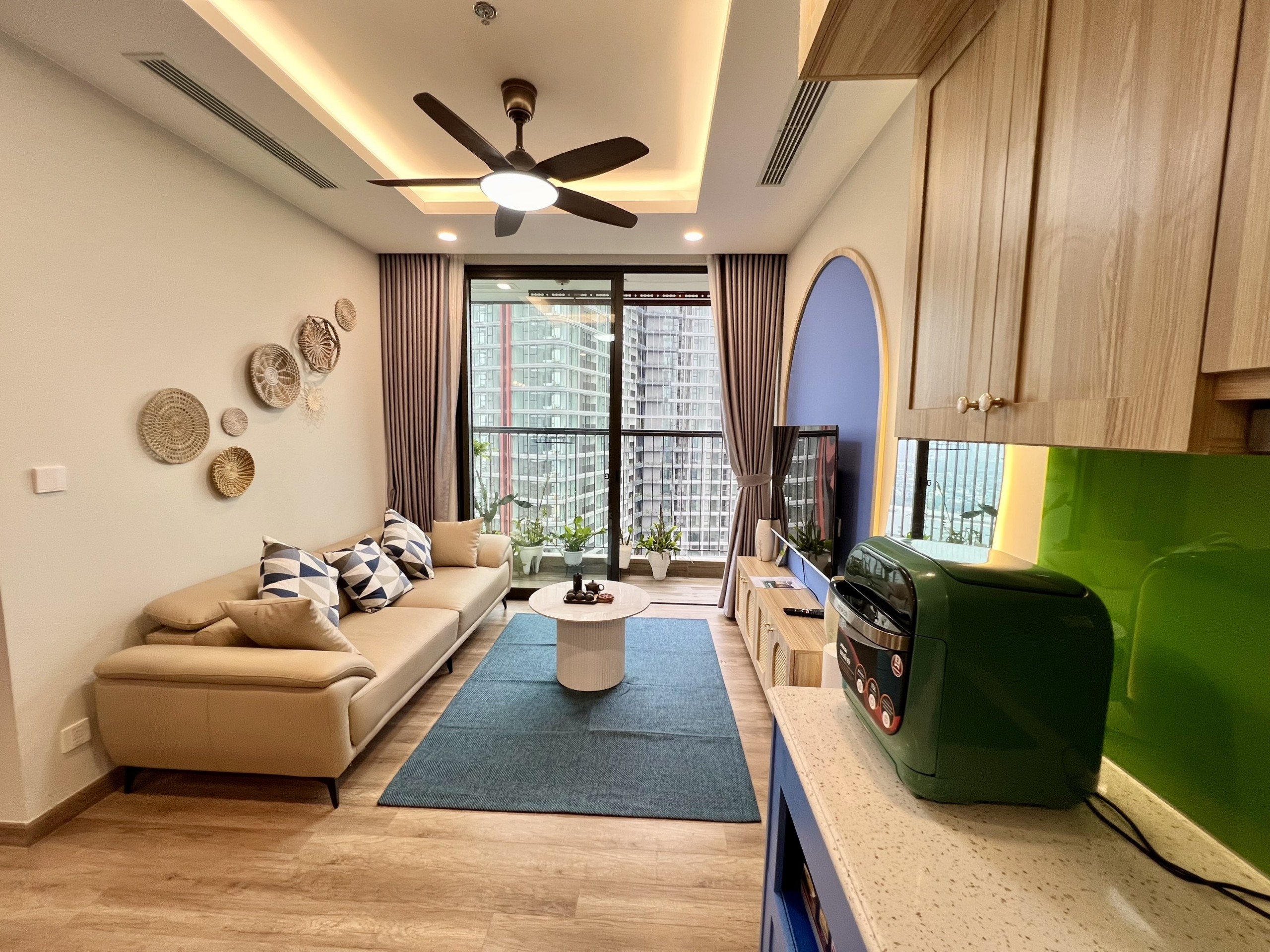 Cho thuê chung cư 2 phòng ngủ tầng cao tòa R3 Onsen Ecopark, full nội thất mới nguyên, nhìn về công viên Hồ thiên nga
