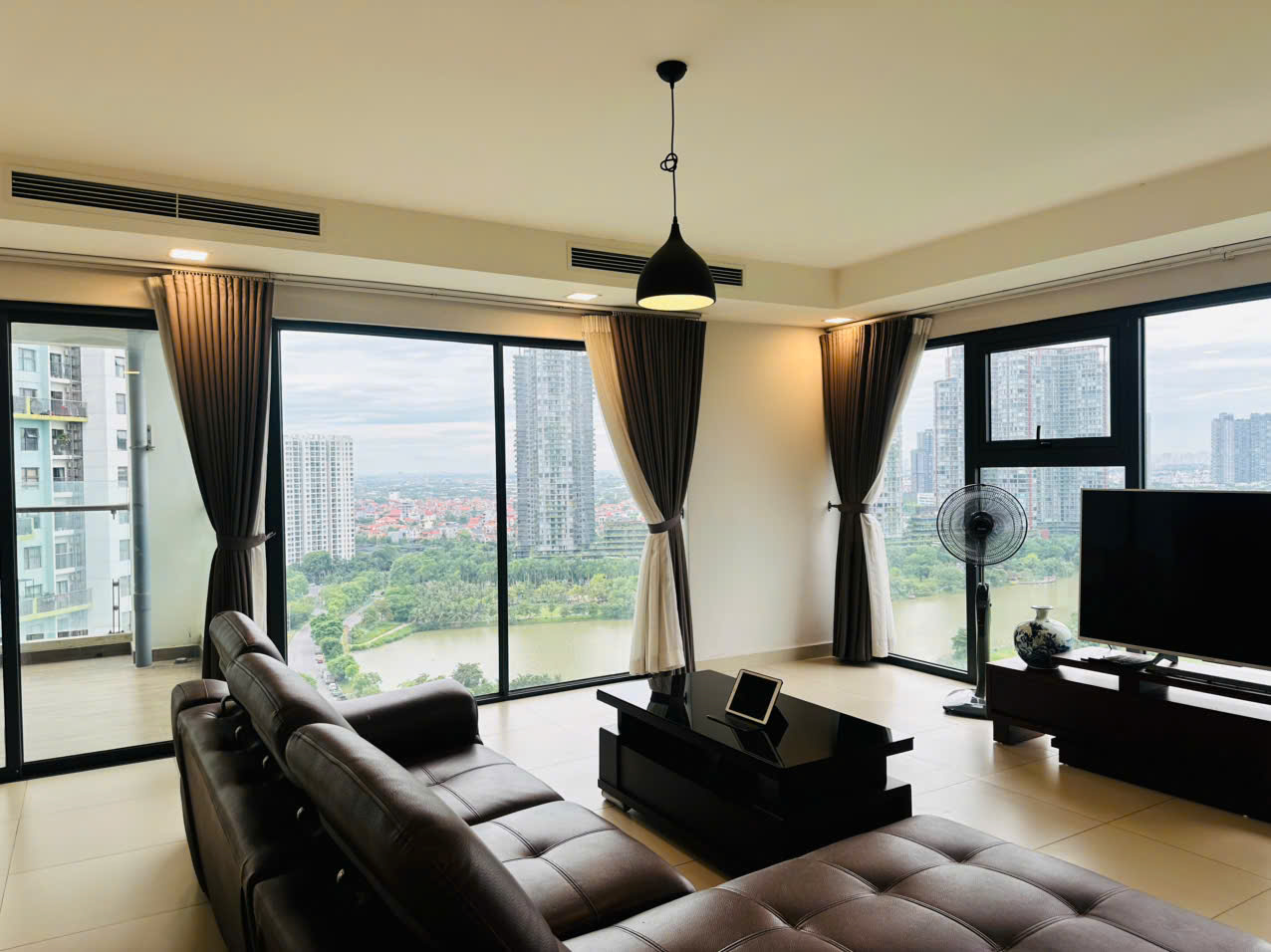 Cho Thuê Căn Hộ Rộng 158m2, 3 Phòng Ngủ Tòa Sky 2 Khu Aquabay Ecopark Tầng Cao View Hồ, Full Đồ Cao Cấp