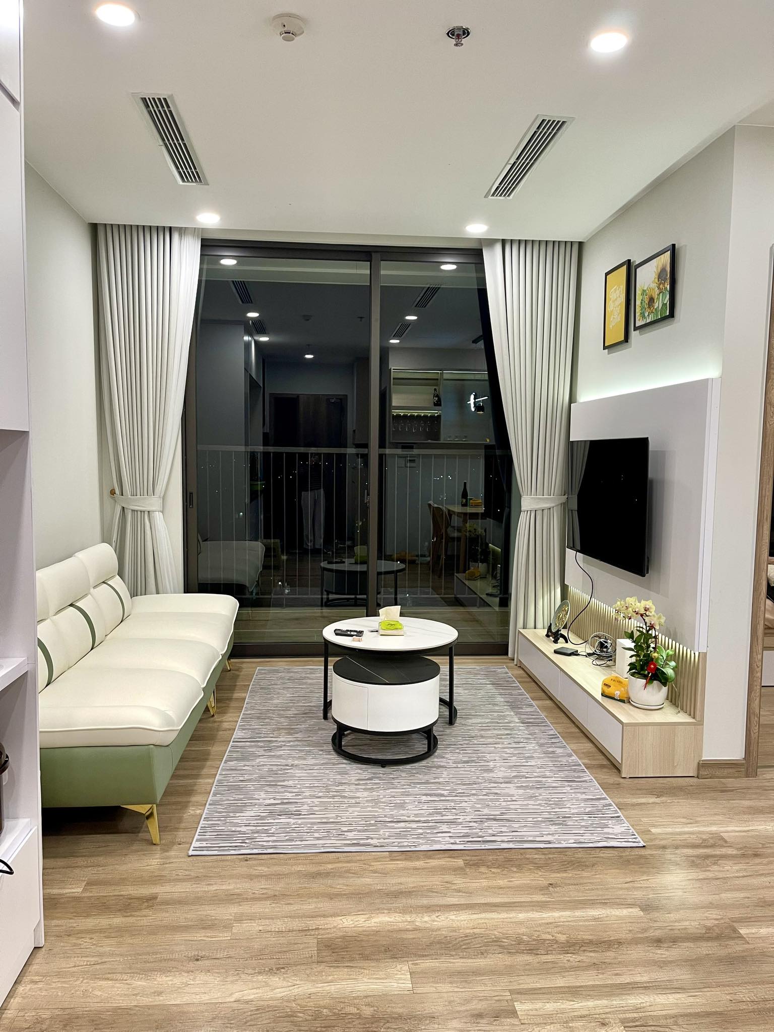 Cần thuê căn hộ Duplex 150m2 hoàn thiện đẹp, full nội thất tòa Onsen Ecopark cửa sổ kính chạm sàn