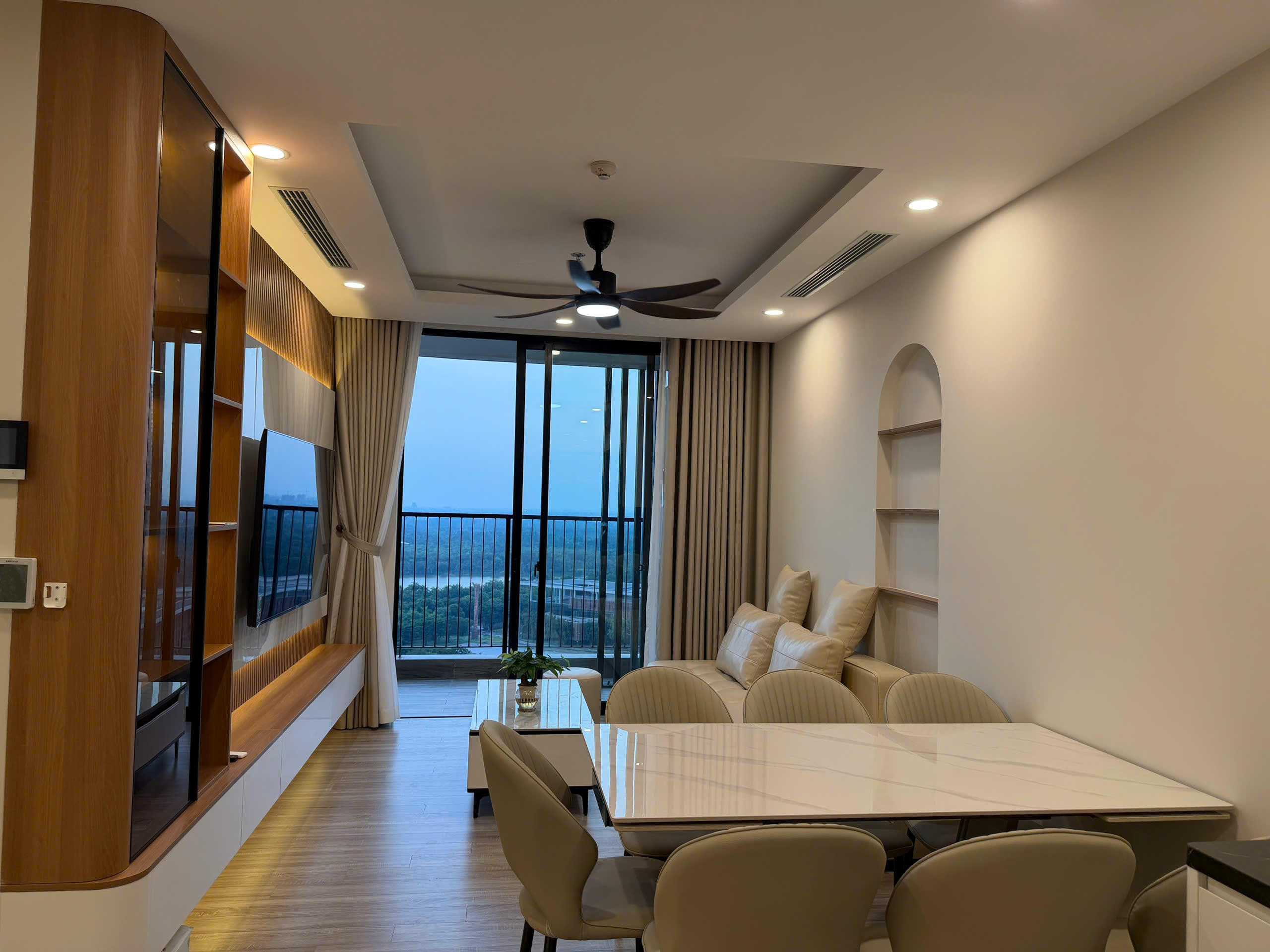 Cho Thuê Căn Hộ Tầng Cao Tòa SF1 Sky Forest Ecopark - 3PN, Full Đồ, View Biệt Thự Đảo Đẹp