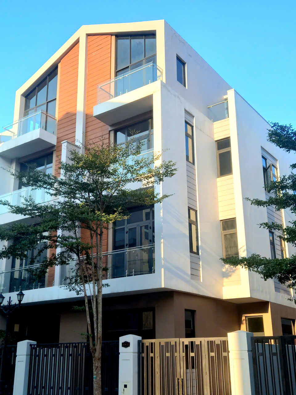 CHO THUÊ GẤP: CĂN LIỀN KỀ 102M2 ĐẲNG CẤP TẠI OCEAN PARK 3 - HƯNG YÊN (6 PHÒNG NGỦ, FULL NỘI THẤT)